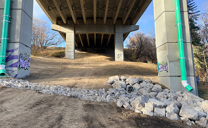 82 Avenue vehicle bridge (B082)