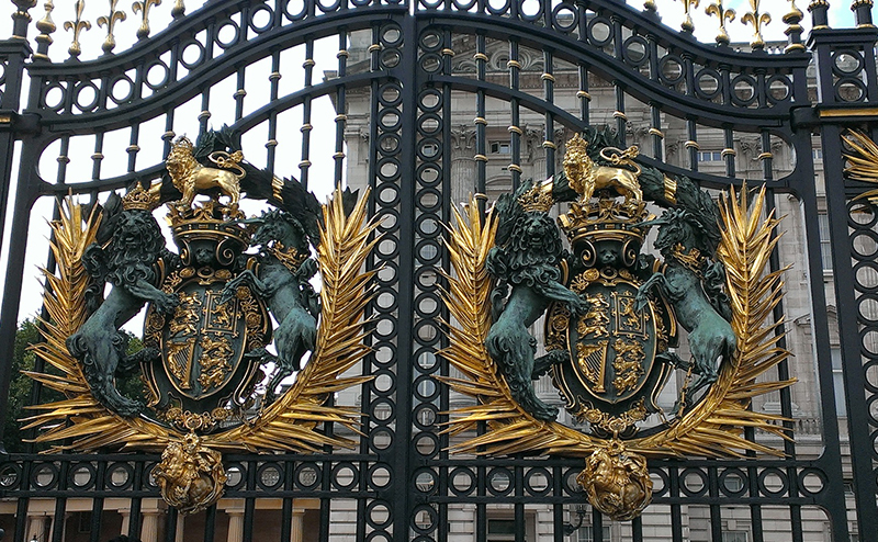 Photo of Buckingham Palace gates.