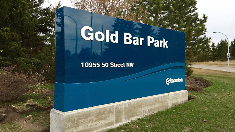 Entrance sign to Goldbar Park